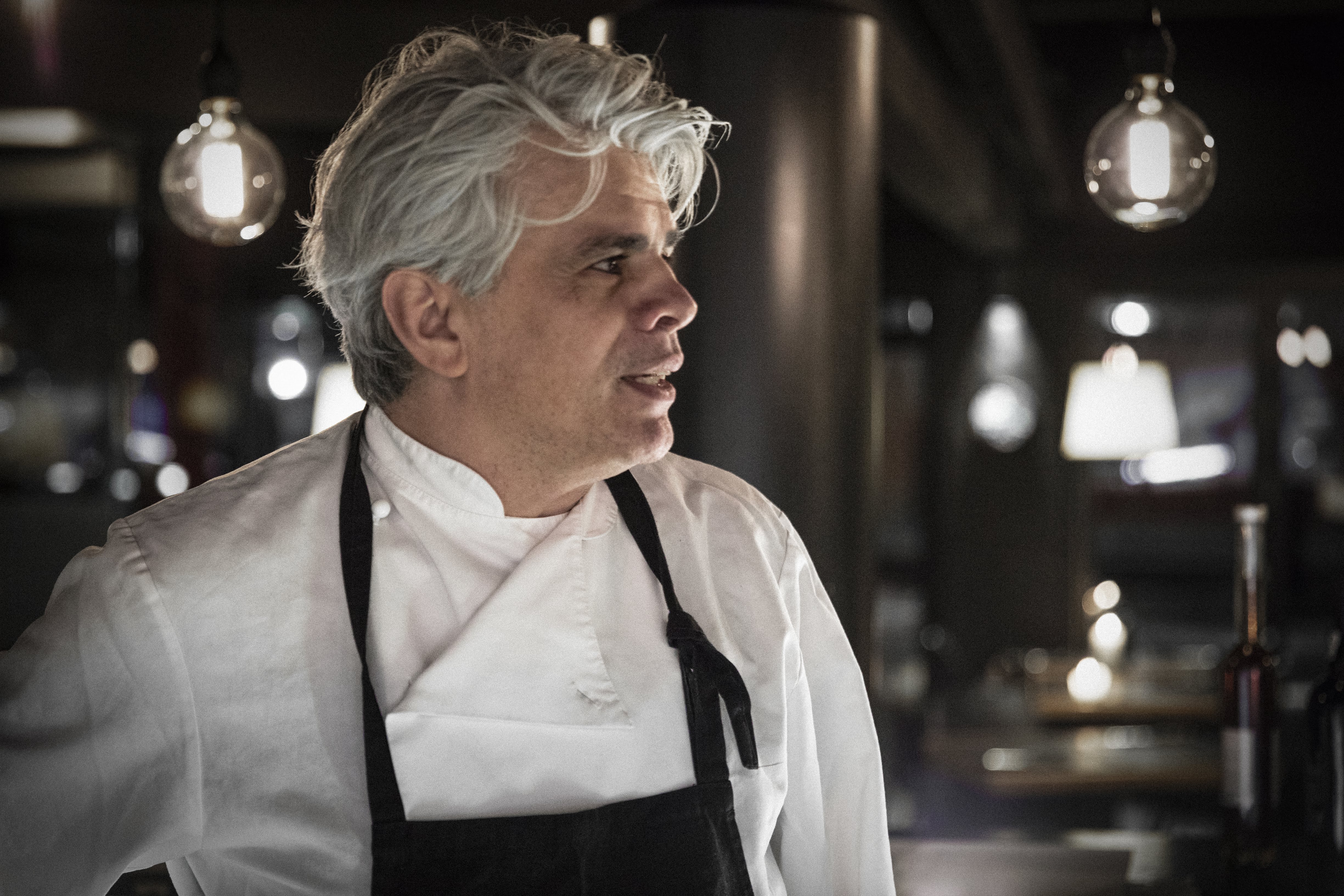 Restaurantejer Antonino Oliveto betragter køkkenet og forbereder aftenens arbejde.